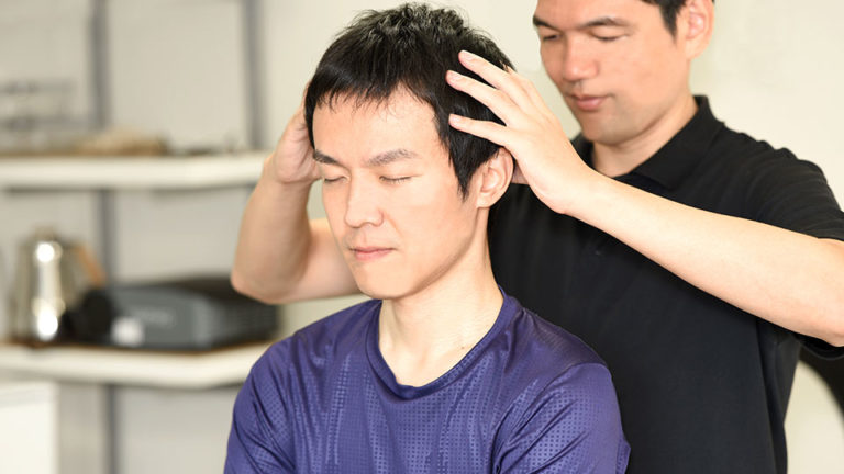 頭皮がたるむと『顔』もたるむ? 男性も知っておきたい頭皮のたるみ解消法! – エルパライソ